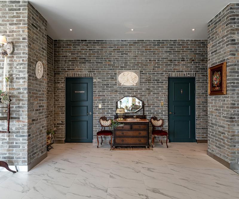 现代简约风咖啡厅设计，精致艺术品装点高级空间-14