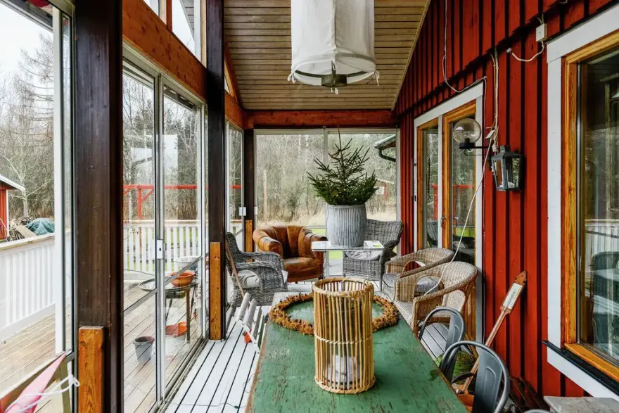 瑞典红屋 | 活力绿沙发点亮乡村时尚家居-19