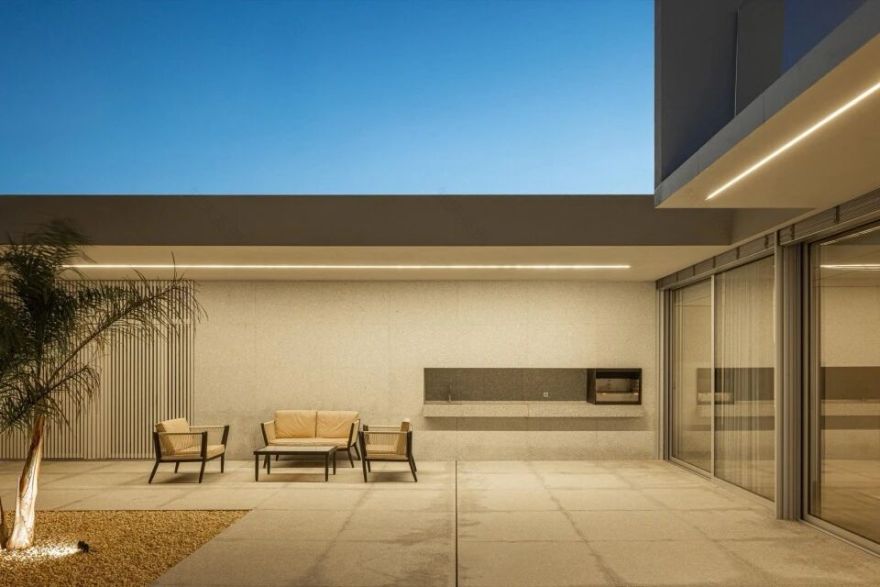 以自然采光与户外空间为核心 极简白色住宅 Arquitetura501-114