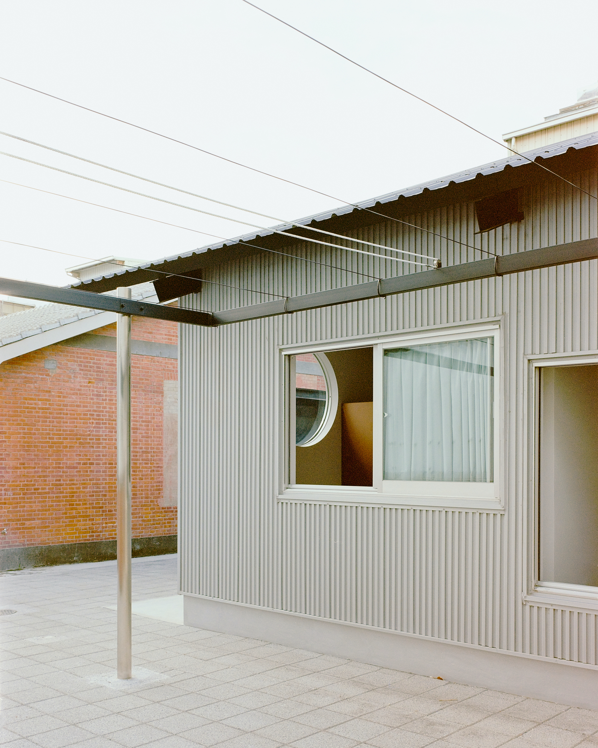 Double Roof House / Studio Tngtetshiu-34