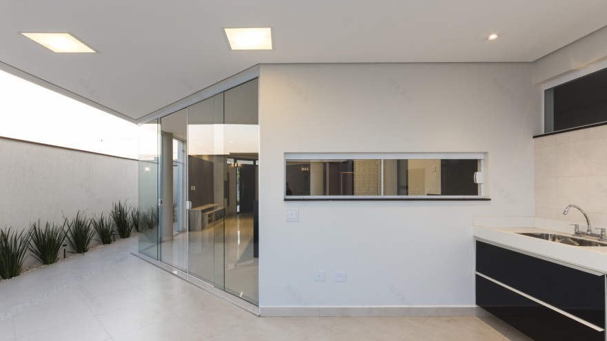 巴西 DBP House | 灵动布局,光影交织的生态住宅-36