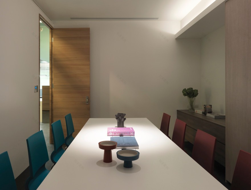 60 坪现代风办公室的绿意与工业时尚-3