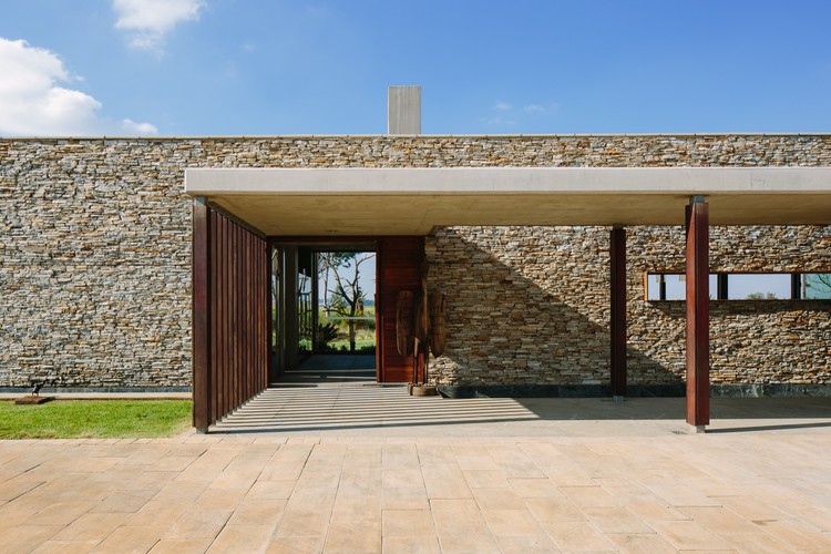 南非约翰内斯堡脊柱墙住宅——现代与自然的完美融合-7