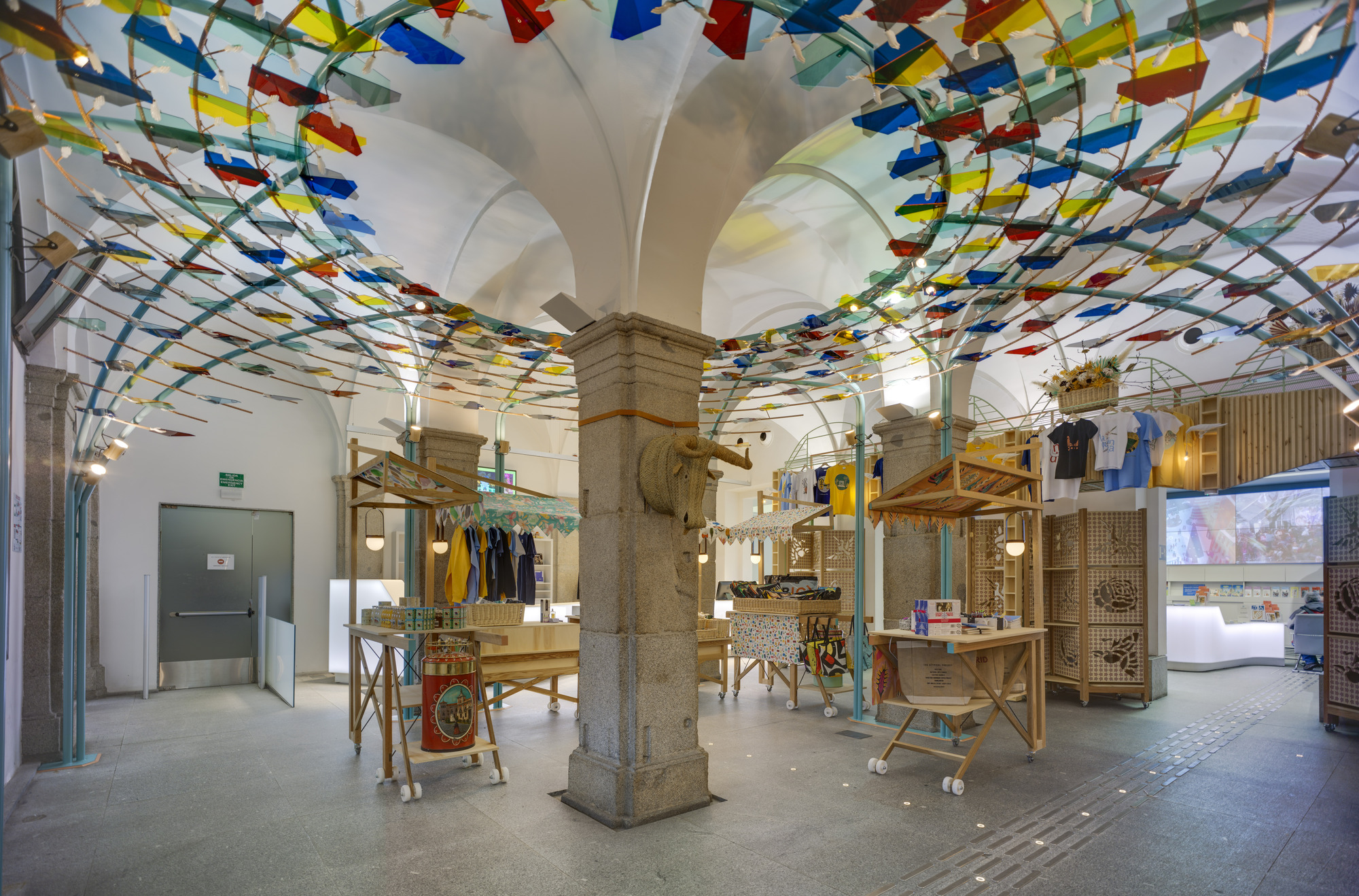 Madrid 地标设计,融合传统与现代的旅游礼品店-7