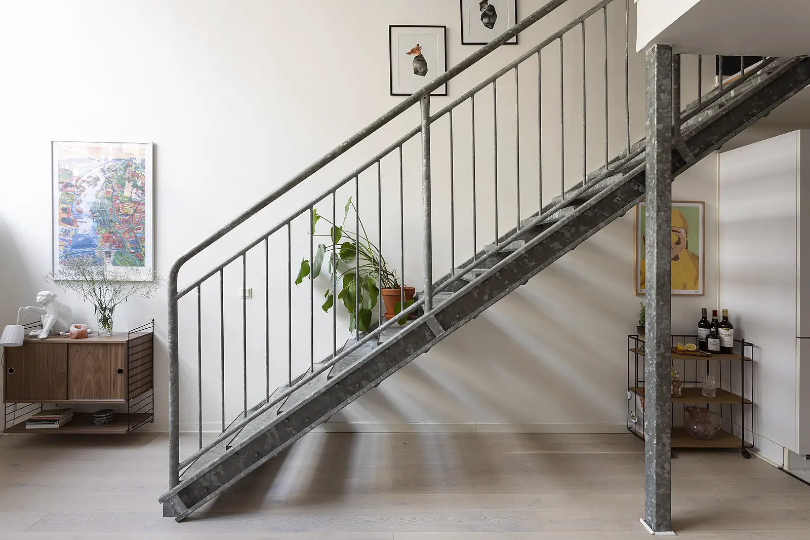 带有天窗的瑞典复式公寓房间-10