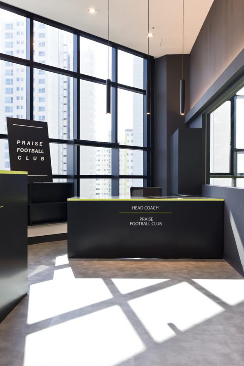 简约设计打造 171 平米室内足球场空间-10