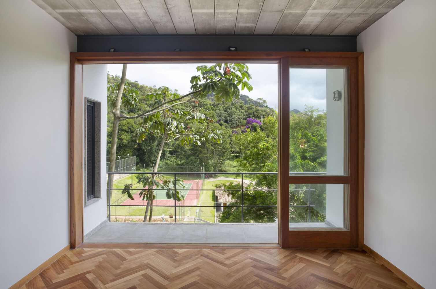 巴西伊普·阿马雷罗住宅丨科拉·马德尔-22