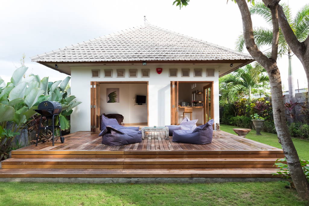 实用巴厘风格小屋与简易热带花园设计-19