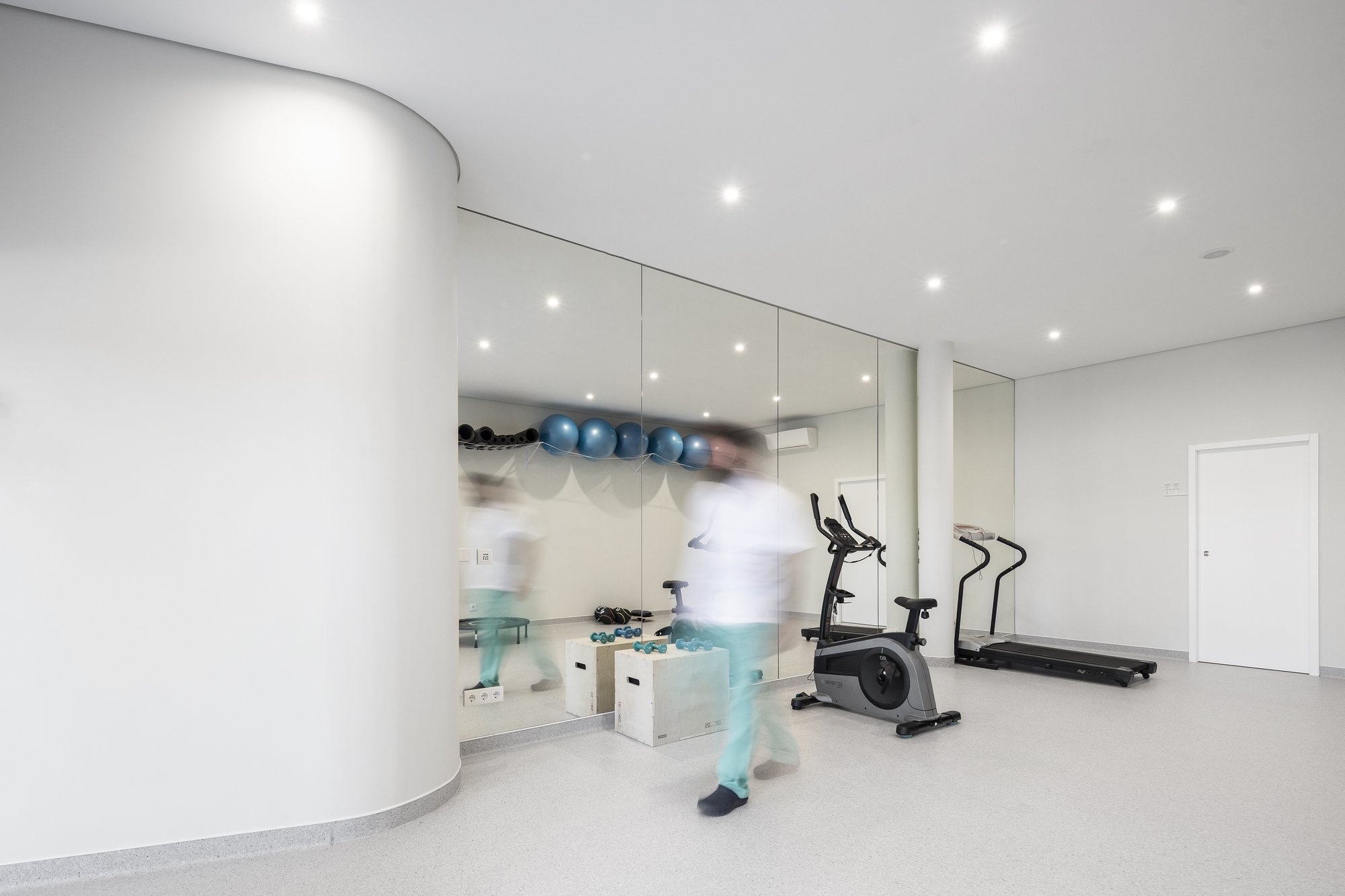 Physiotherapy Clinic / Hinterland Architecture Studio-33