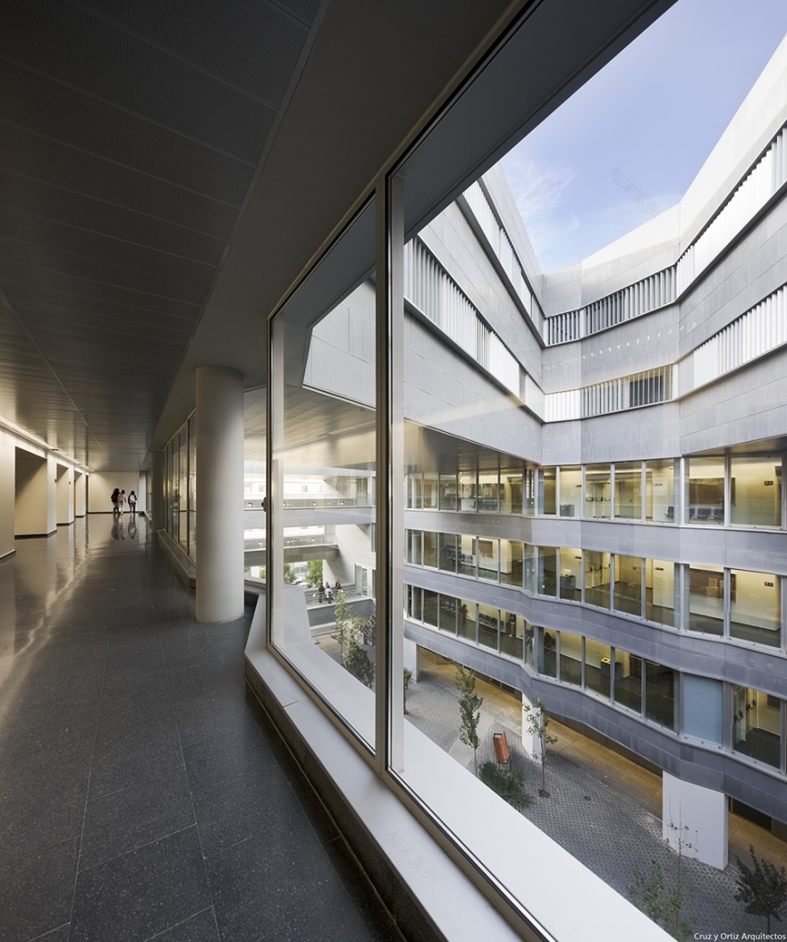 塞维利亚大学科学教育学院 · 创新的叠加建筑设计-22