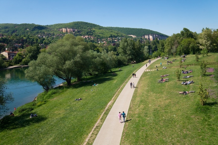 法国罗什泰里耶河畔重塑景观-10