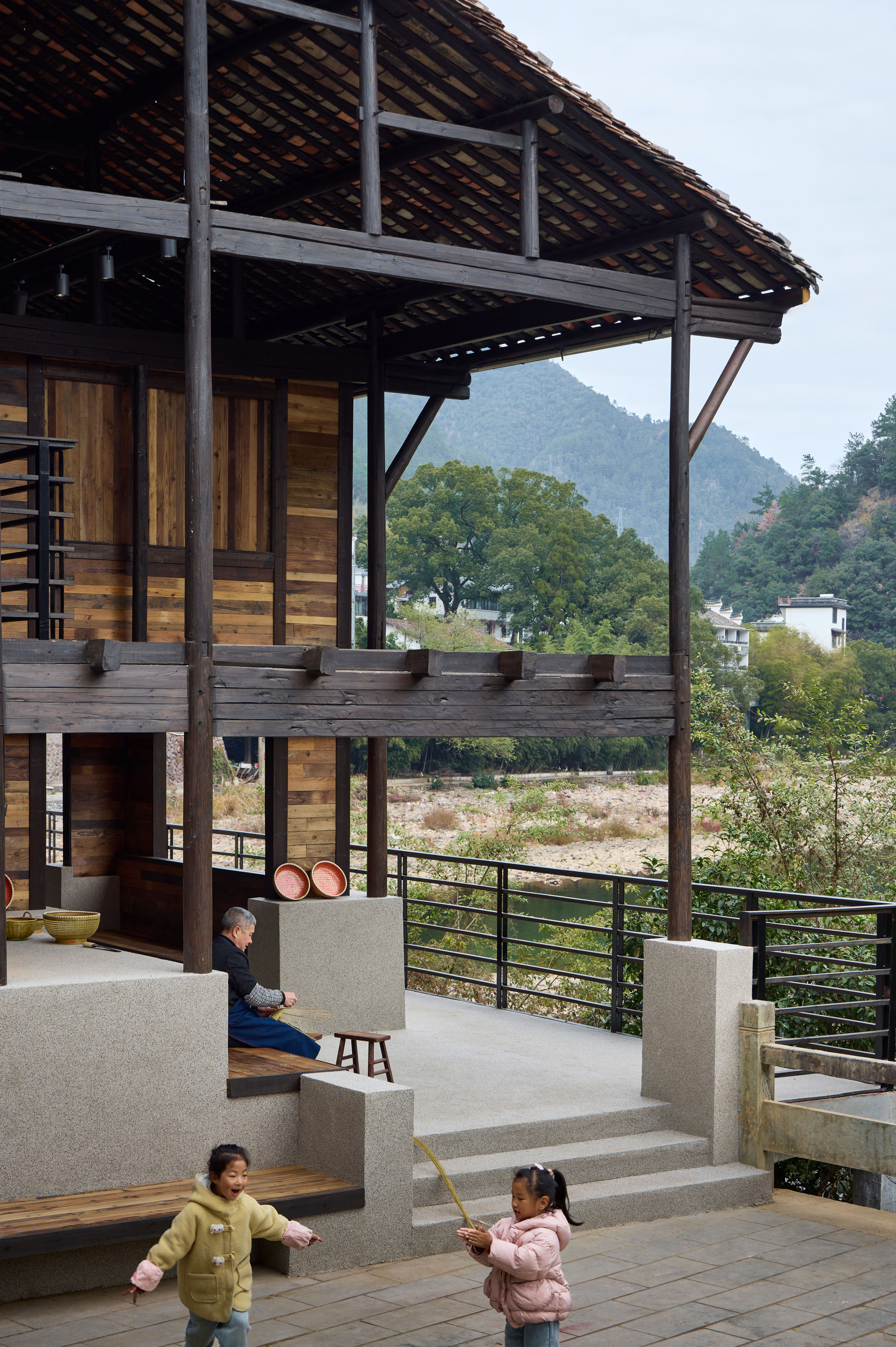 Renovation of the Old Riverside House / Ref Architects + 0.5m Studio-44