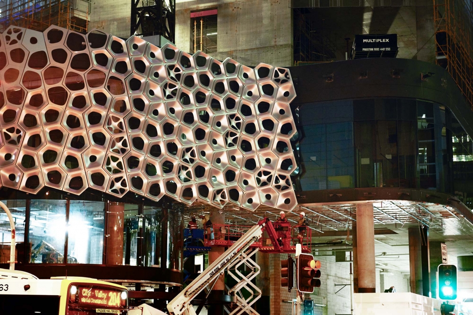 光之声 · 布里斯班 300 号乔治大街的立面艺术装置-21
