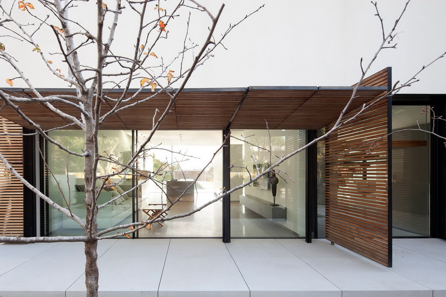 以色列现代百叶窗式住宅,自然光线与户外泳池完美融合-21