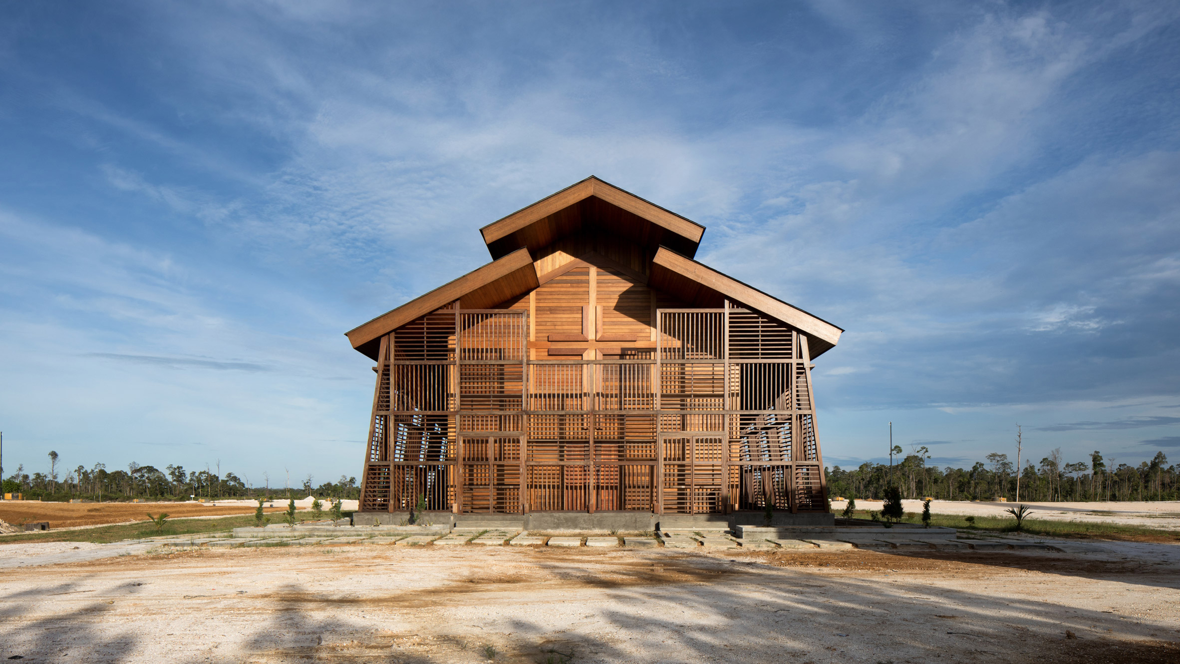 印尼橡胶园木质教堂,环保与信仰的融合-0