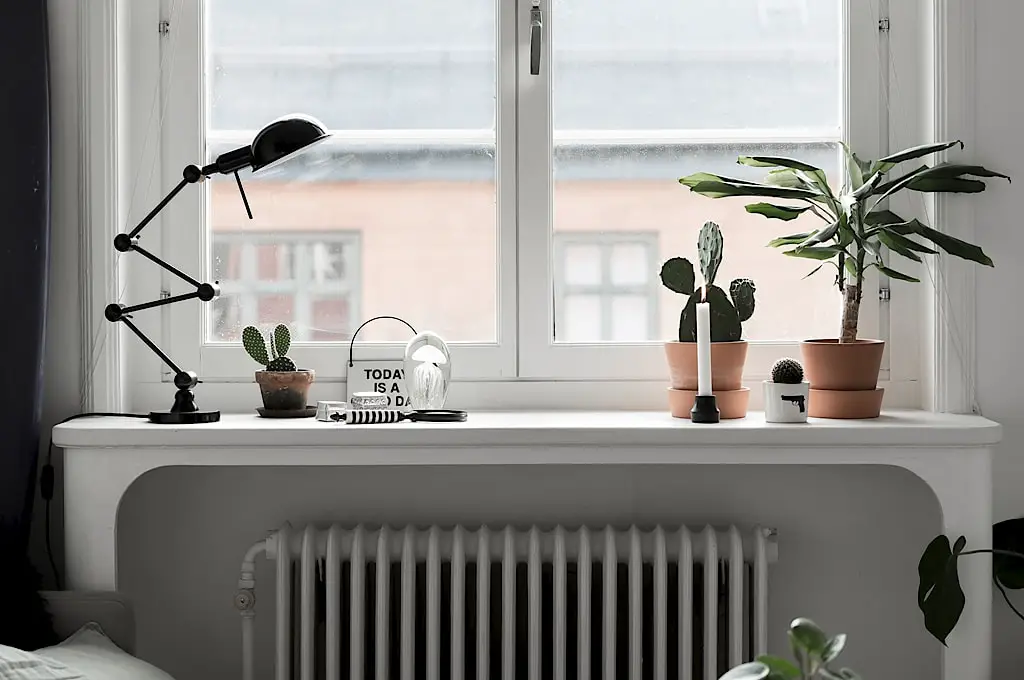 瑞典 38 平米中性风公寓，大胆运用橙色冲浪板打破单调-3