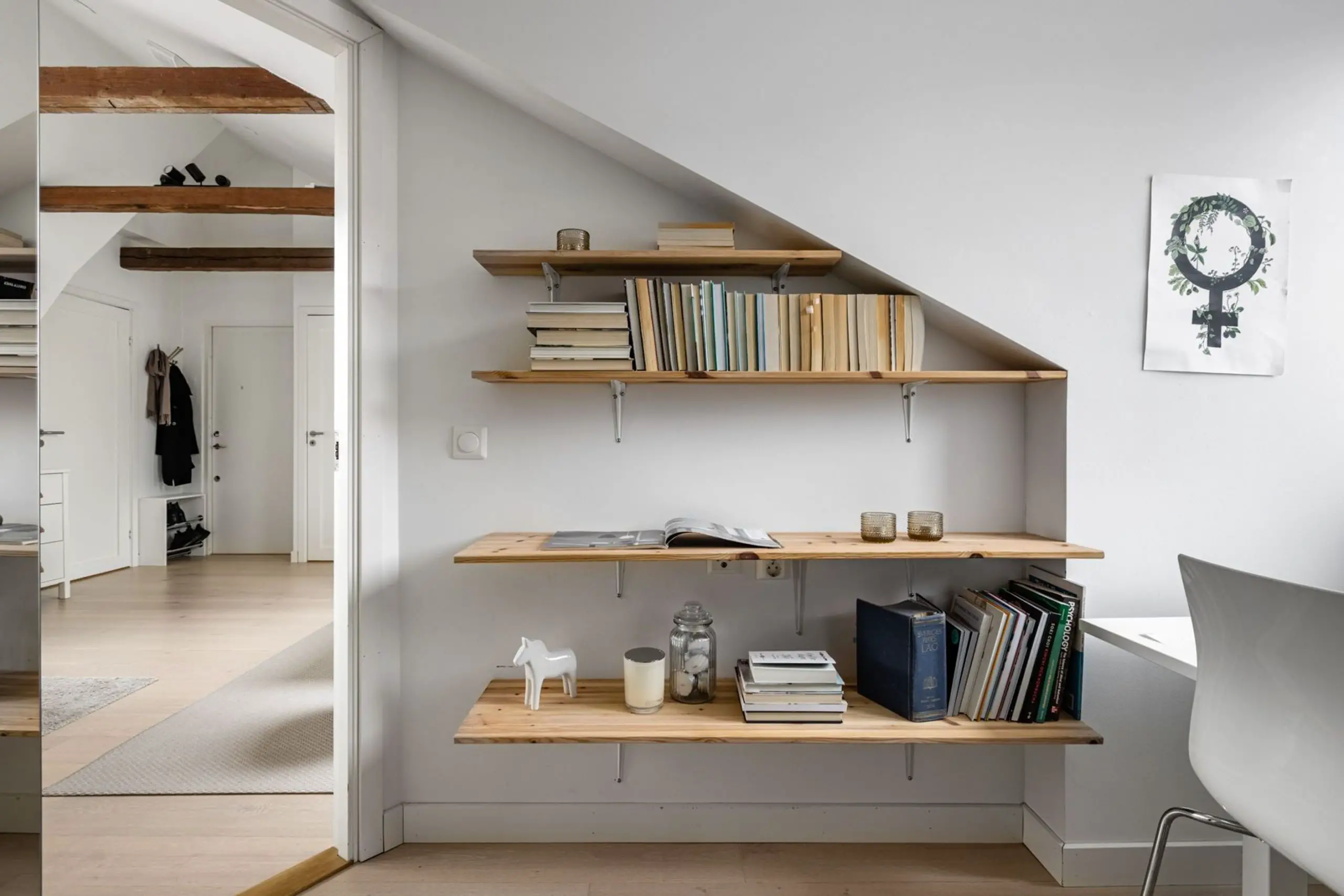 瑞典 38m2 顶层公寓 | 独特倾斜窗设计,空间明亮舒适-10