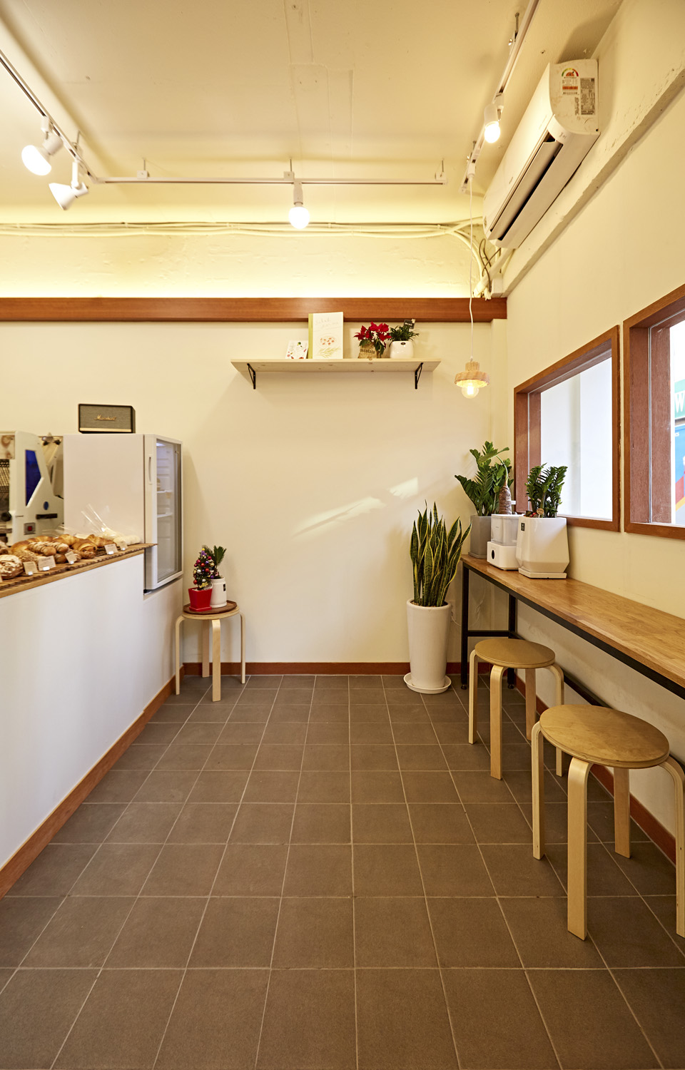 白色极简主义 | 韩国网红面包店的设计亮点-10