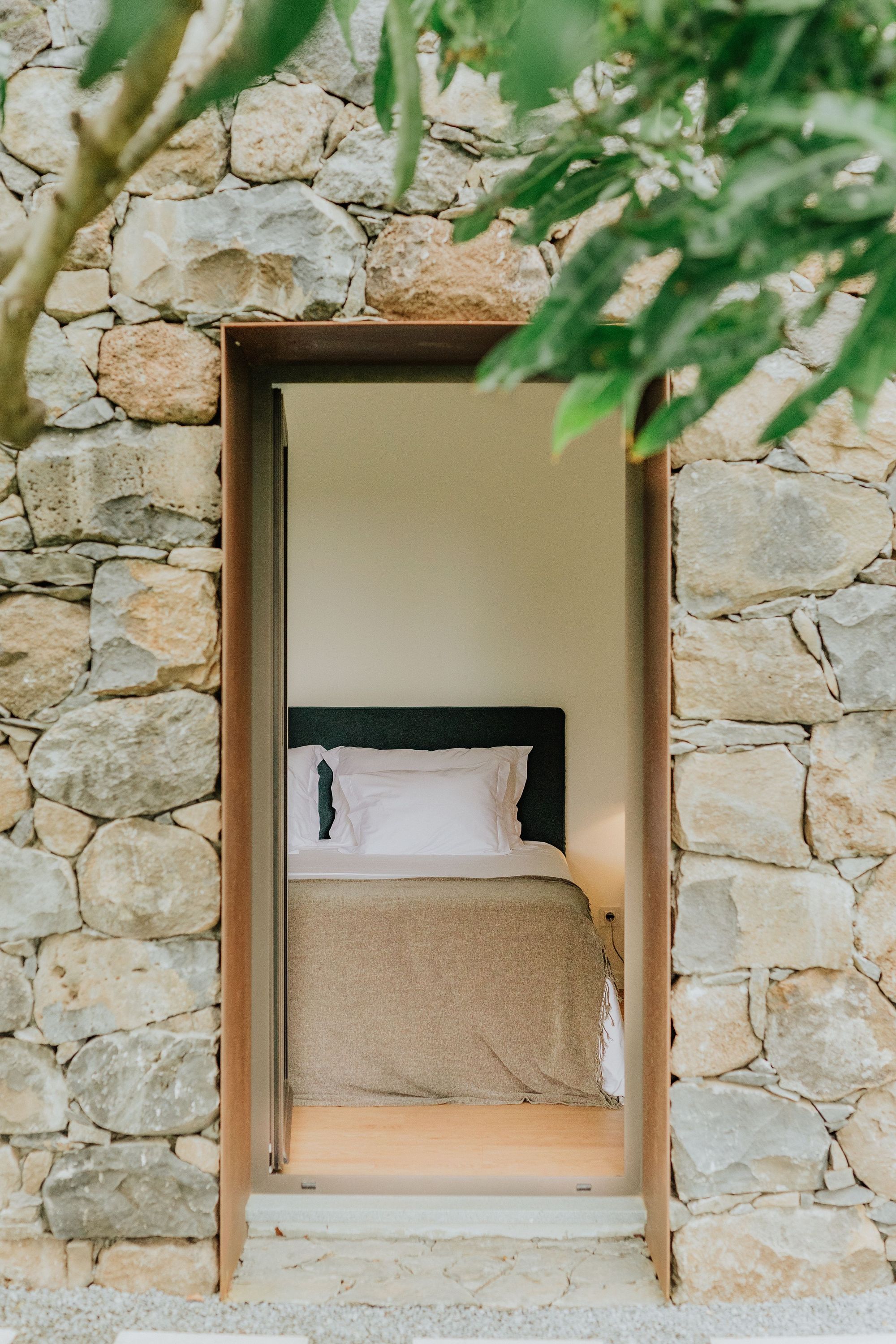 悬崖上的两所房子丨葡萄牙丨tabaibo atelier-39