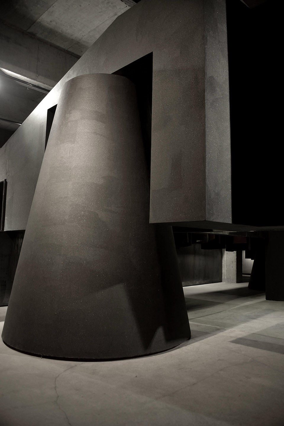 黑色斜面系统&黑壳HEIKE服装品牌概念店,中国 / 杭州啊嗯室内设计-31