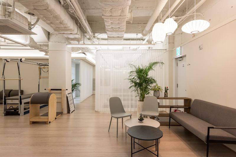 温润宜居的 39 平米白色与木质调氛围健身房设计-5