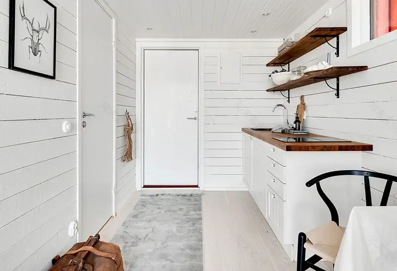 海边 15m²迷你小屋,纯白 Scandi 风设计惊艳-9