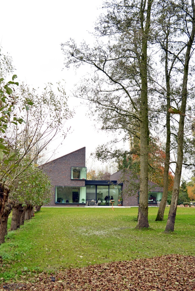 比利时 Aalter 区 Kiekens 别墅，倾斜屋顶下的温馨家园-35