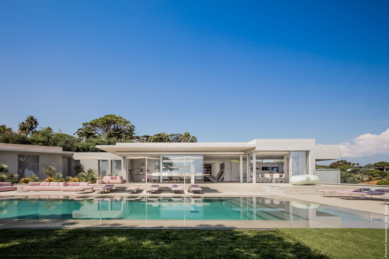 法国 Ramatuelle 现代住宅 | 玻璃墙、游泳池、艺术装饰-7