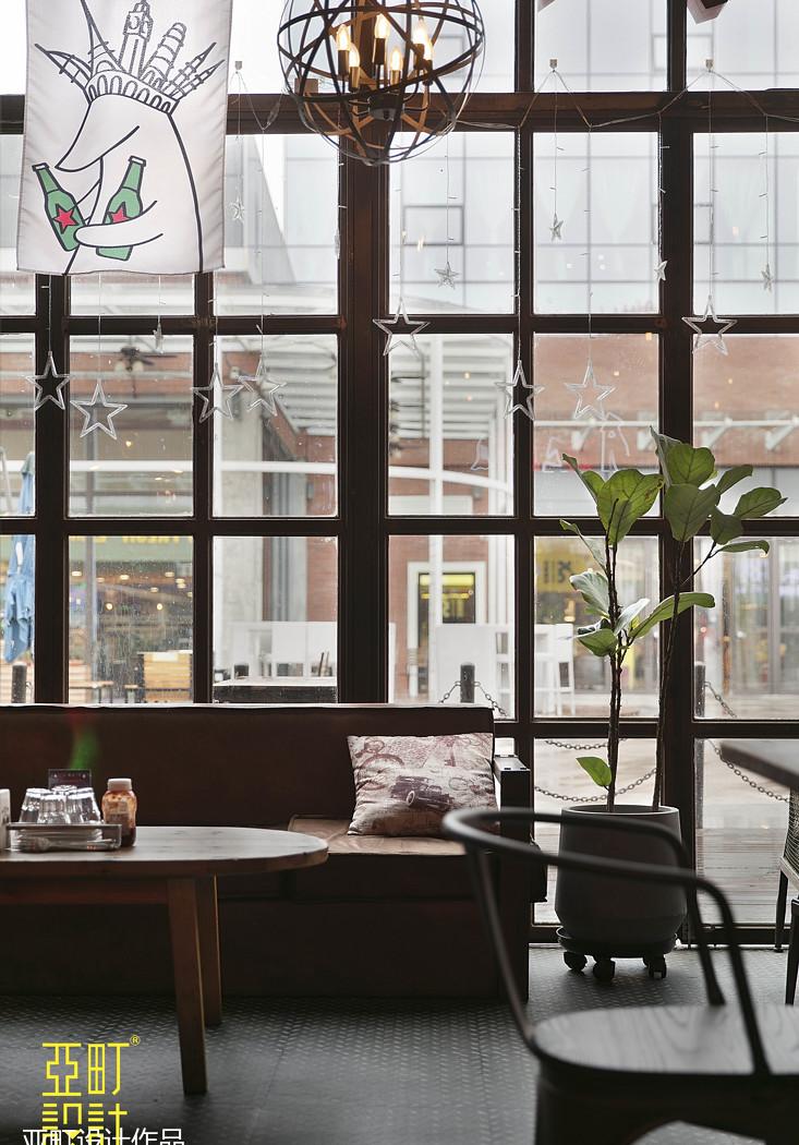 长沙美式餐吧设计 | 通透玻璃窗格，投影映射品牌形象-32