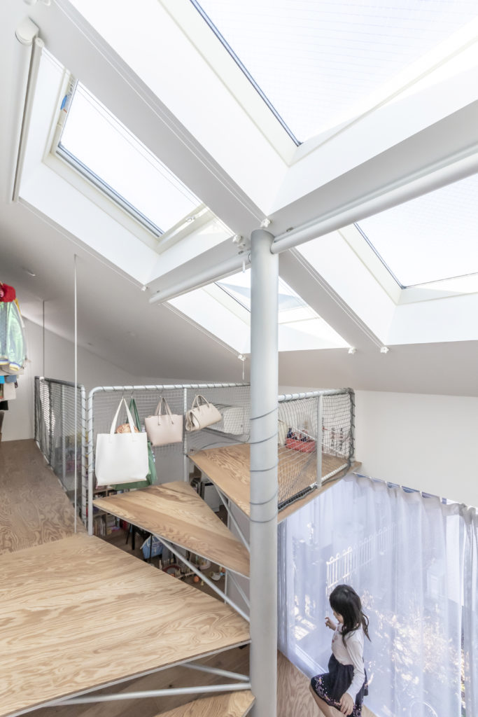 真ん中に螺旋階段のある家中庭のような階段を中心に明るく広く暮らす | Architecture | 100%LiFE-6