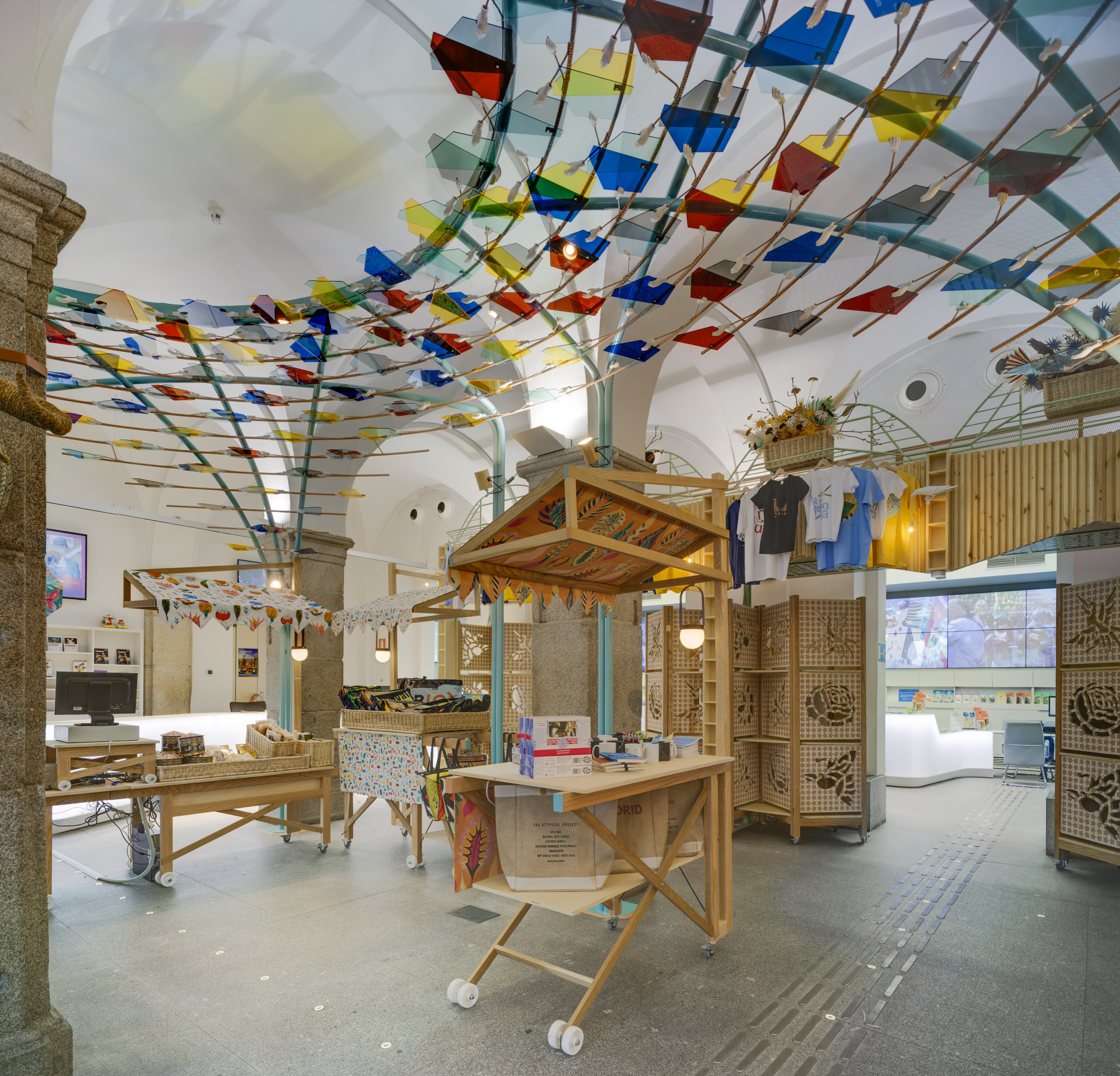 Madrid 地标设计,融合传统与现代的旅游礼品店-15