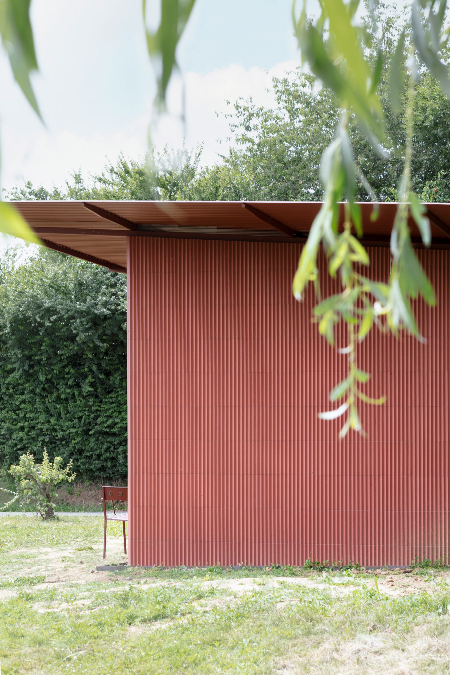 法国 Bouroullec 兄弟设计红色瓷砖林肯亭展示木质汽车模型-11