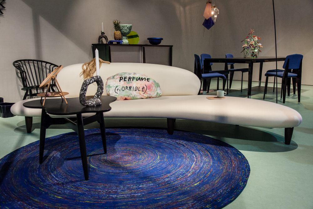 Stylish Ways To Add Bright Blue Color Accents To Your Home-9