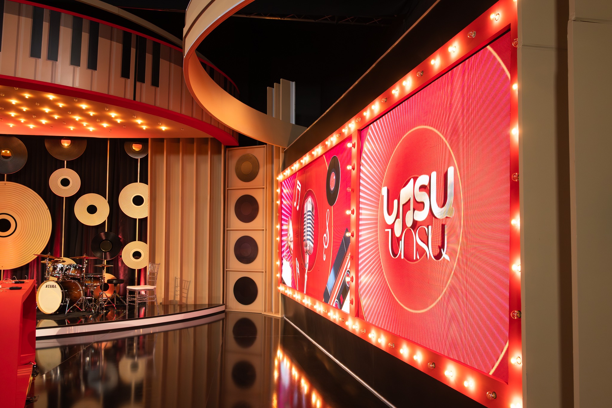 Every detail tuned to the rhythm of the show.-1