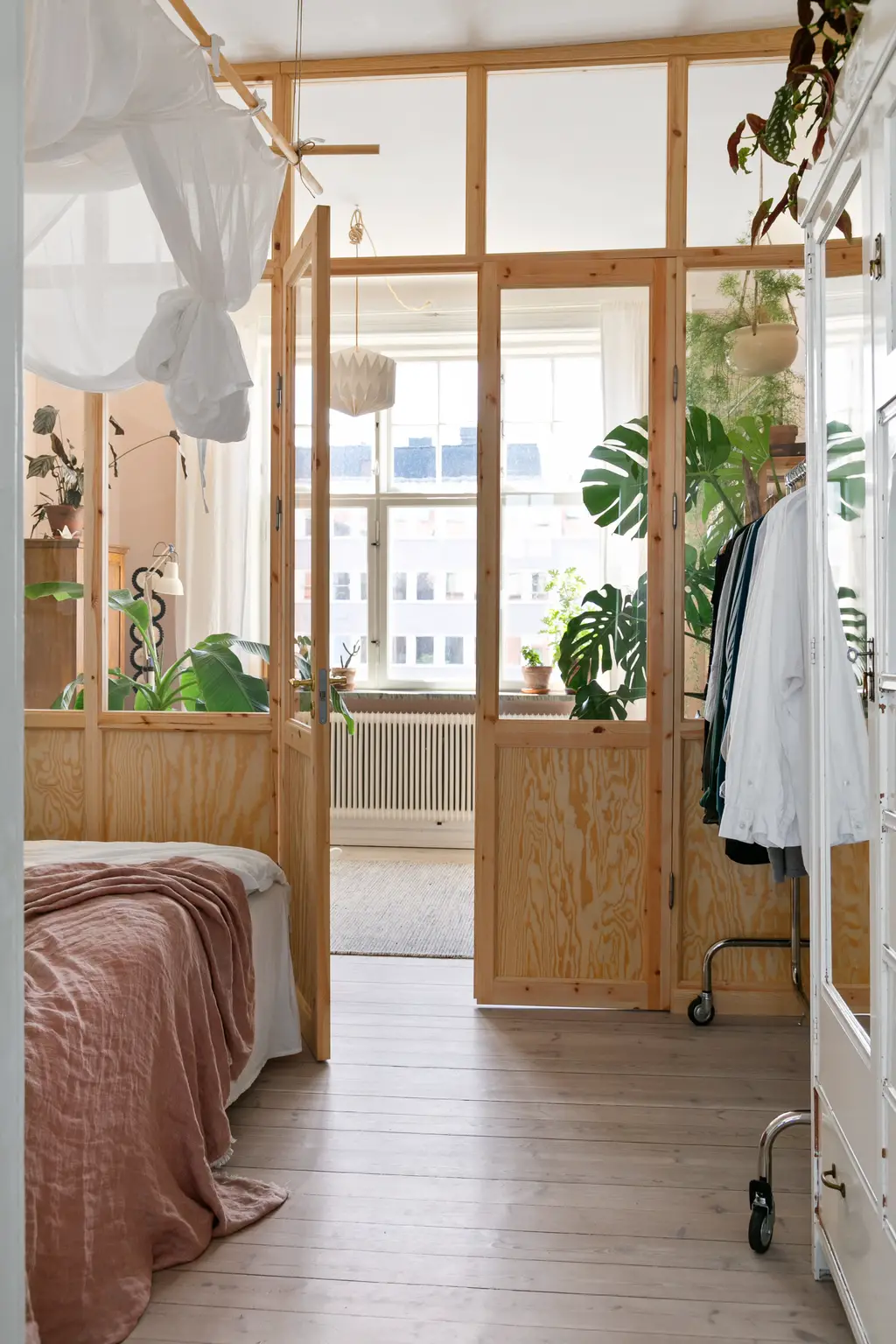 瑞典小公寓打造婴儿房，木质隔墙营造宁静空间-9