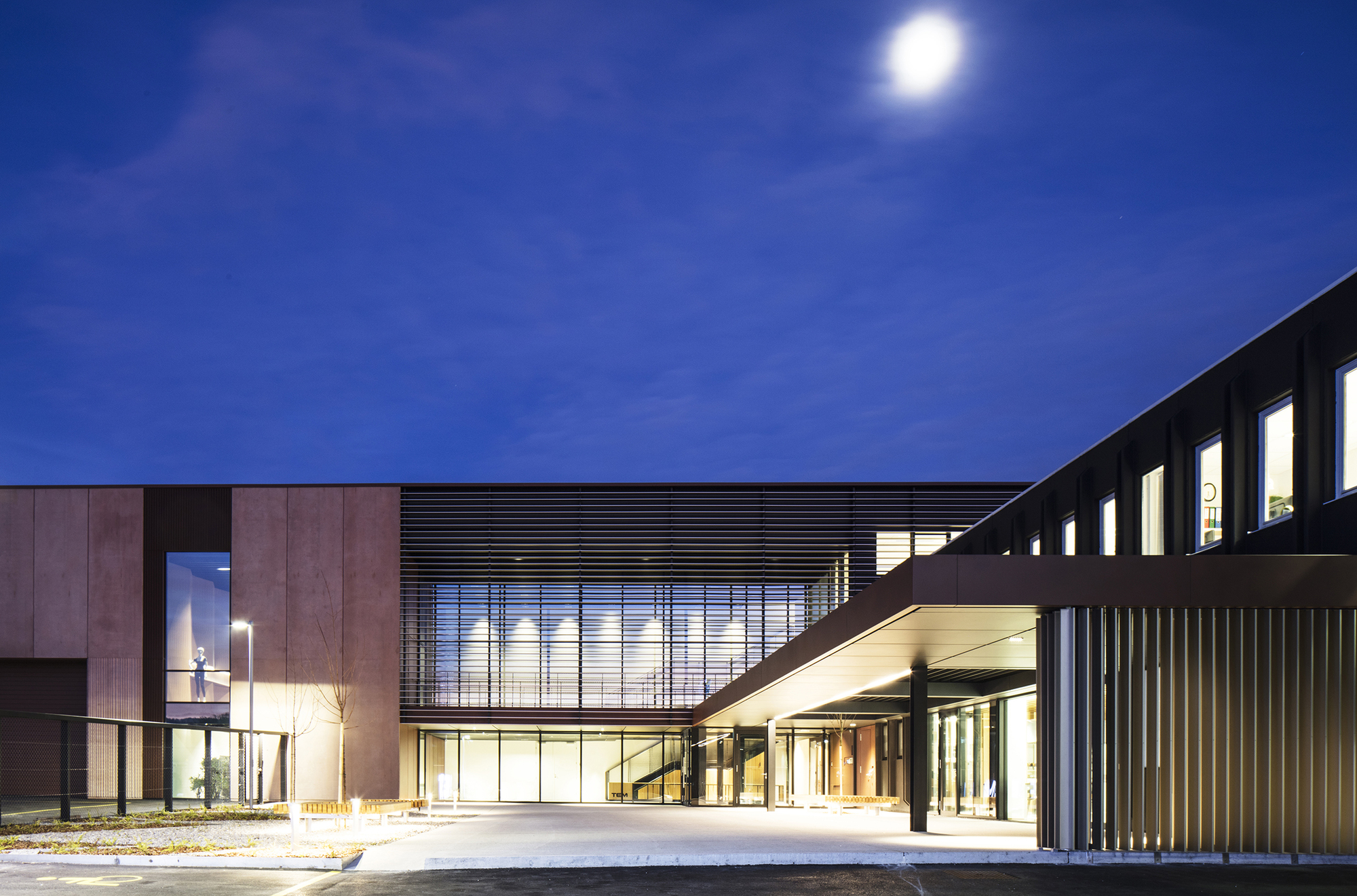 融合自然的人性化工厂设计-13