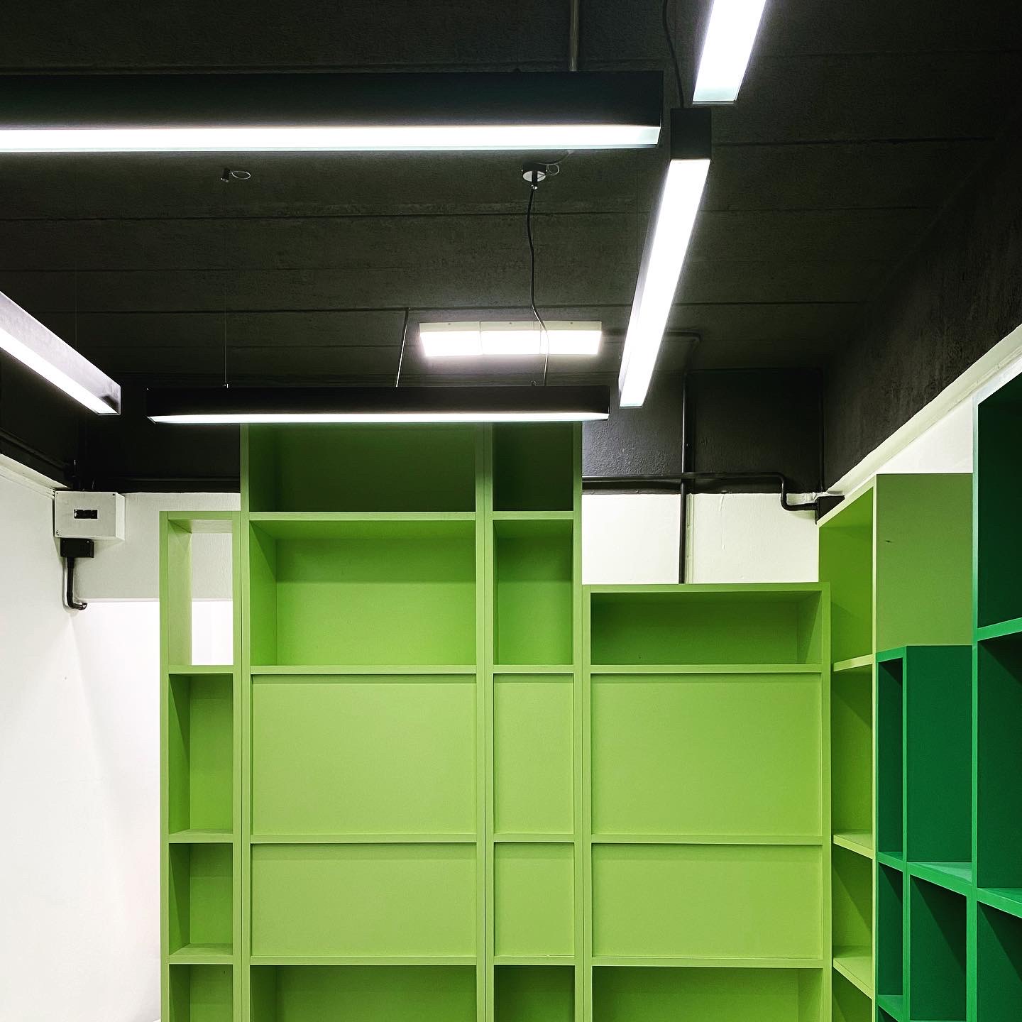 曼谷小型审计办公室的绿色木柜创意设计丨泰国曼谷-34