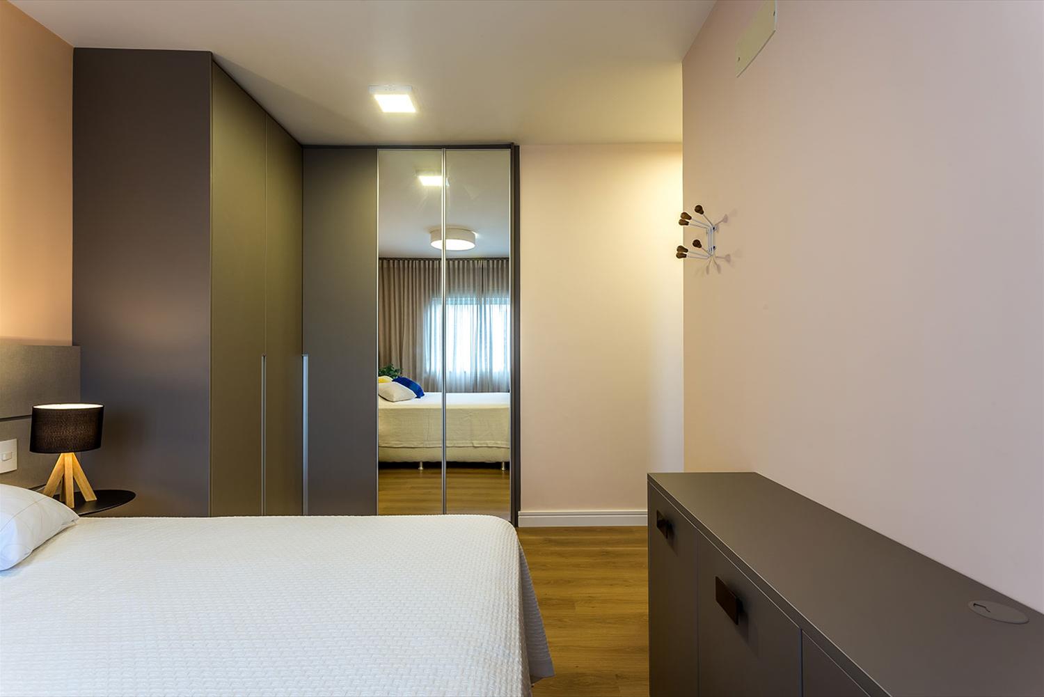 巴西年轻女性居所设计，粉色调与木质元素打造温馨空间-10