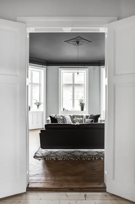 203 平米黑色经典公寓，摩洛哥地毯与潘顿椅的时尚碰撞-14