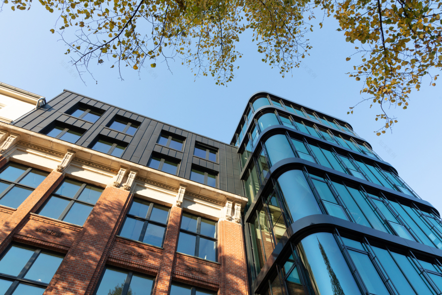 汉堡历史建筑翻新与扩建,旧砖新玻璃共融共生-26