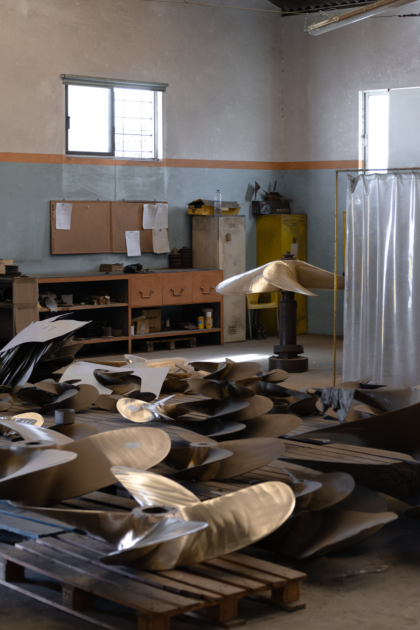 Noé Duchaufour-Lawrance 设计青铜与蜂蜡烛台系列-19