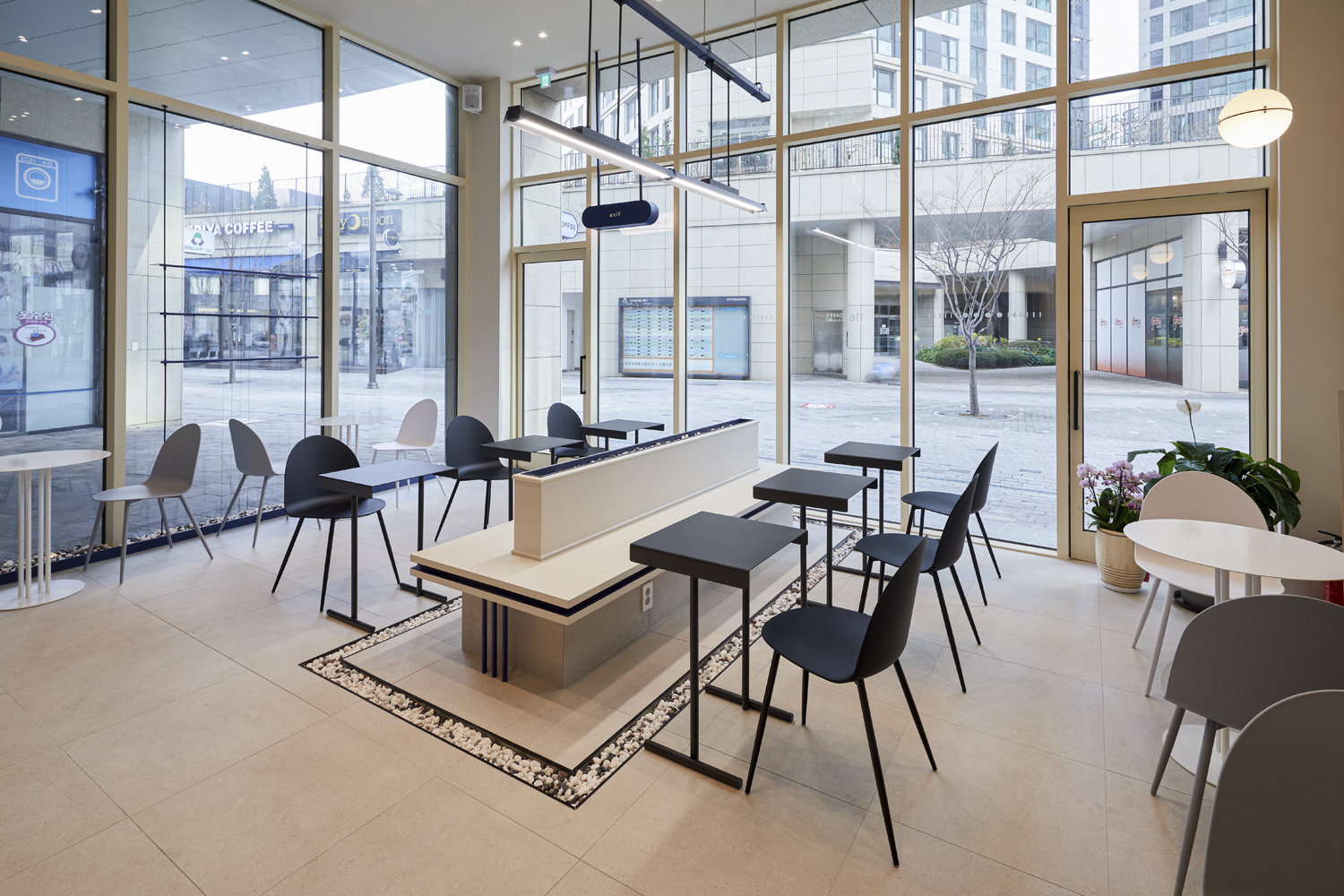 116 咖啡厅 | 简约单色与木质元素的 17 平米温馨空间-5