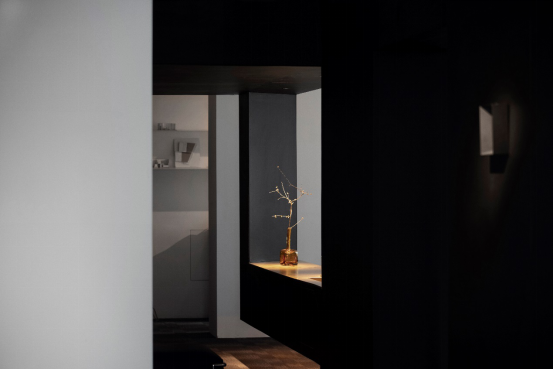 “黑亭”的无用之美,巧妙划分空间打造多功能办公环境-27