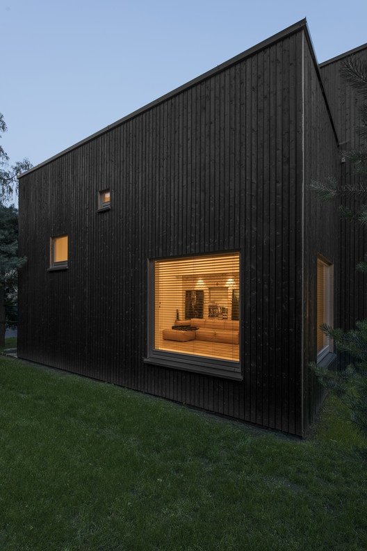 松树林中的现代住宅-19