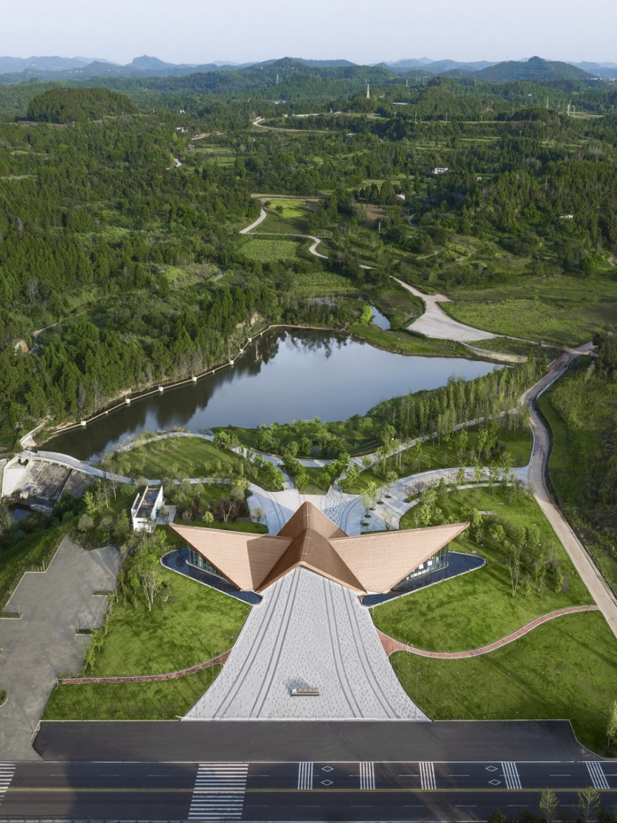 阆中赛城游客中心 | 山水间的现代飞翼-22