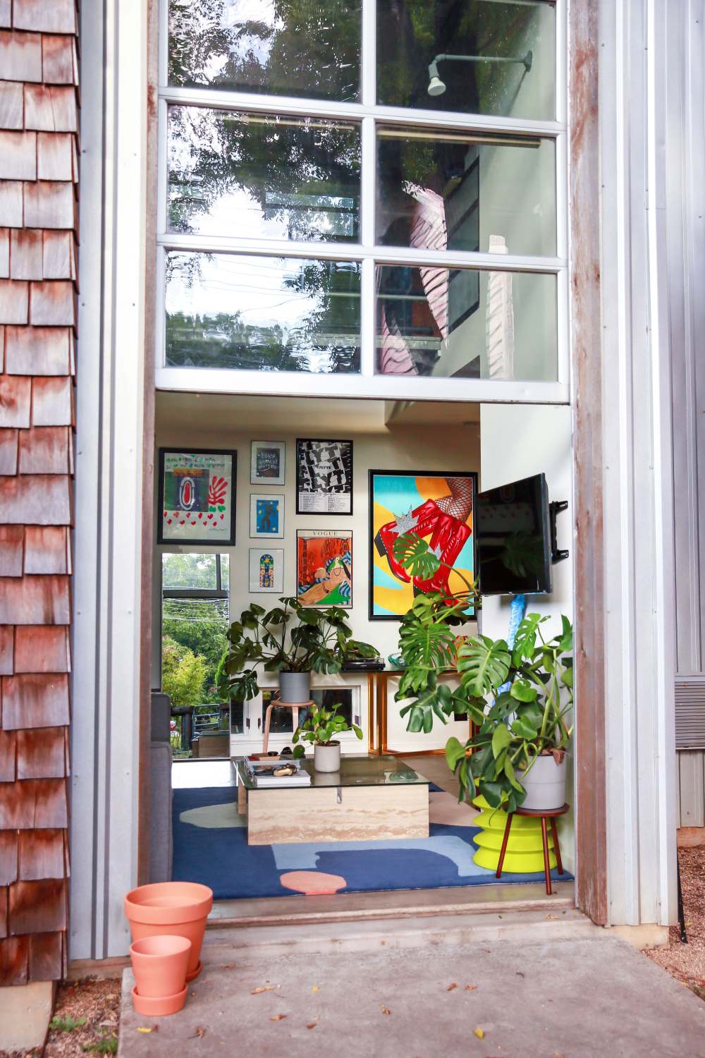 这位摄影师只用了两个月就装饰了她的奥斯汀阁楼。-0