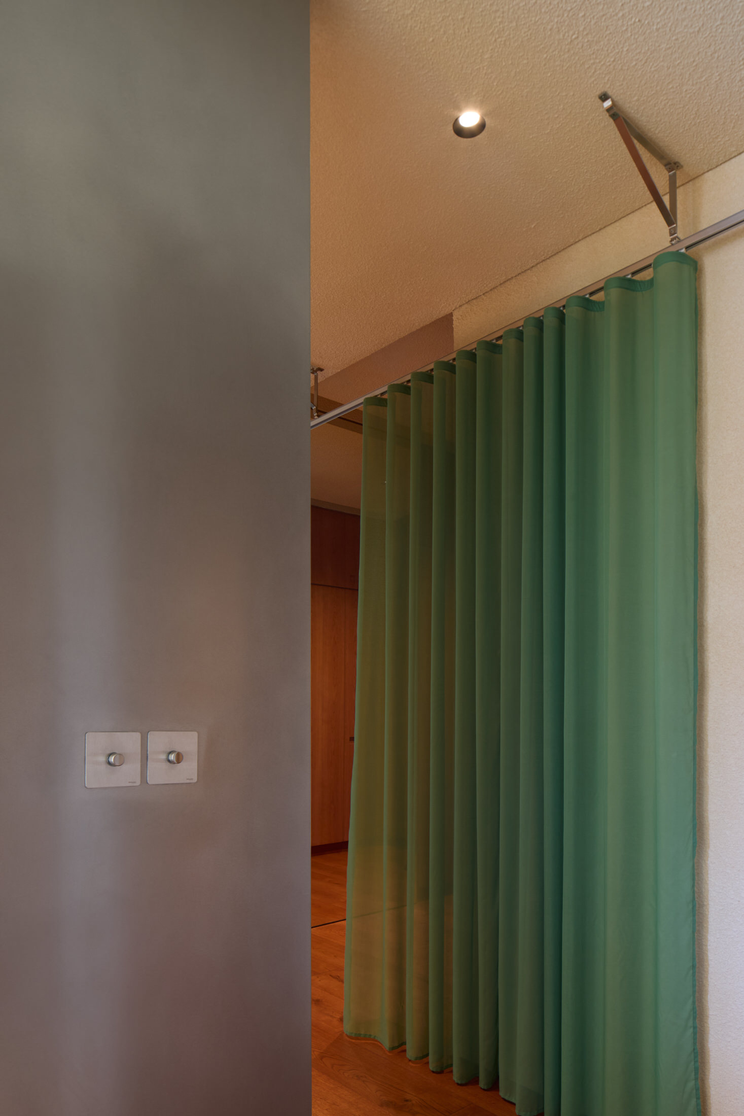 Mid-Century Vibes in Modern Dubai: Al Barari Apartment by Bone Studio.-39