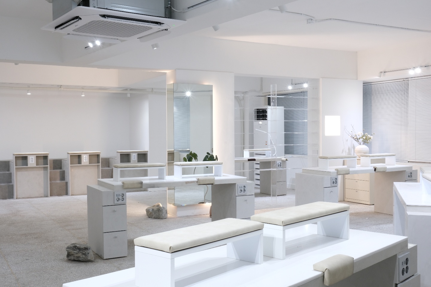 白色调高级氛围的 30 平米小户型设计-2