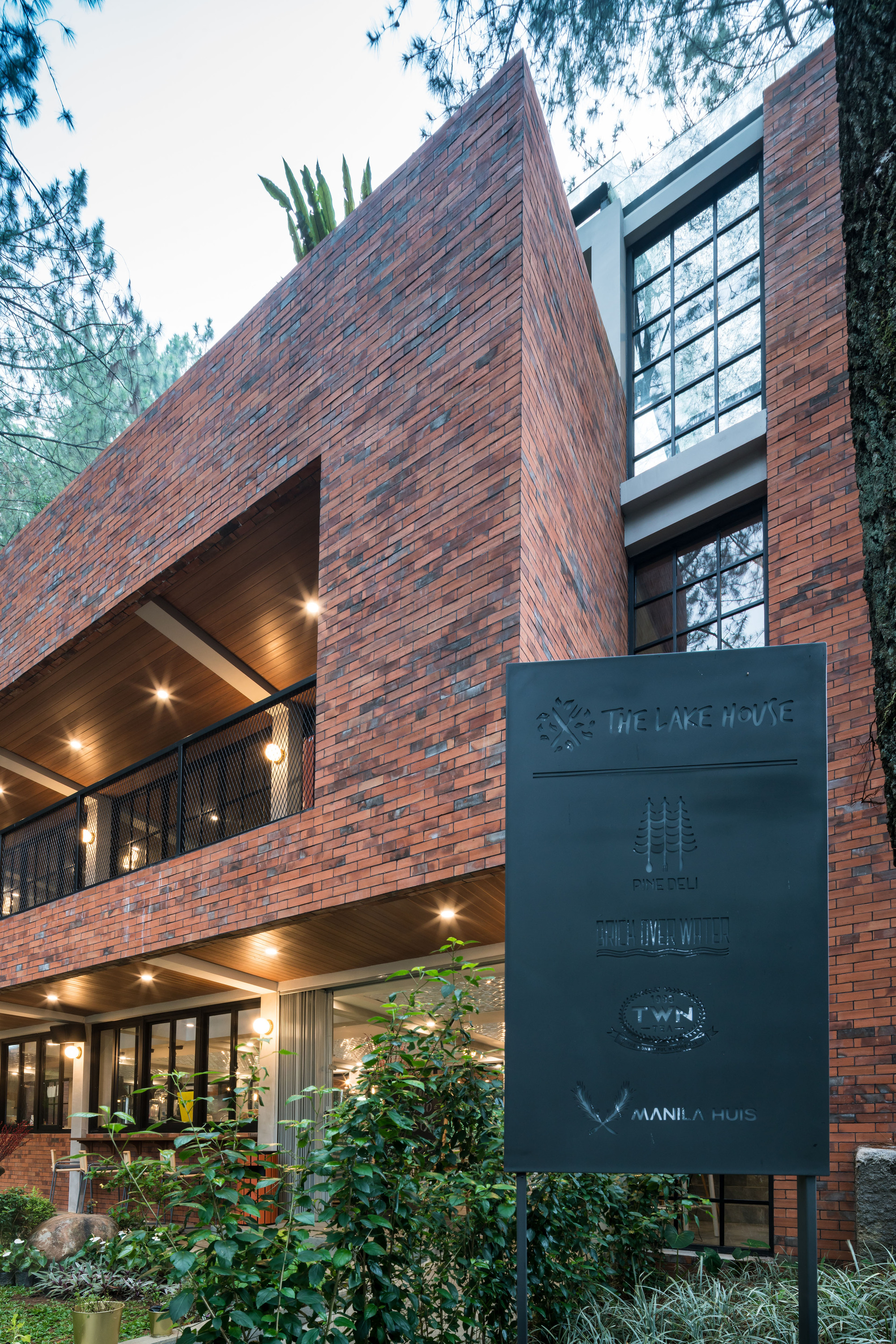 The Lakehouse Restaurant / LUWIST-32