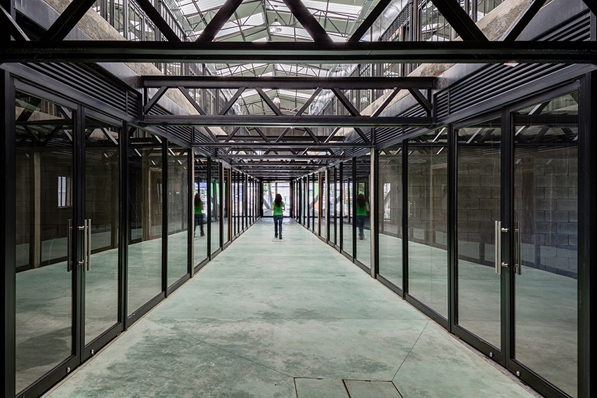 墨西哥城郊区的三角皇冠建筑-34